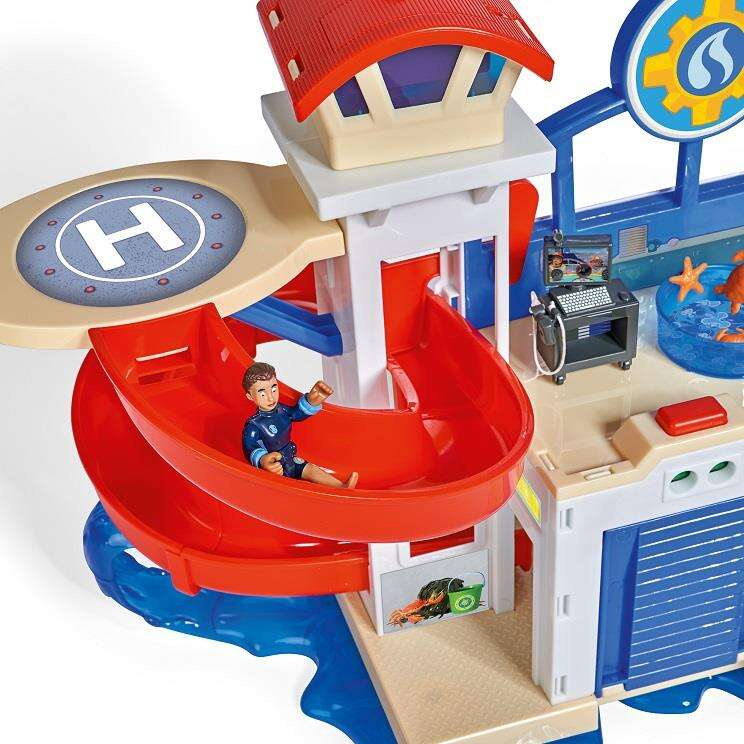 SIMBA Strażak Sam Stacja Oceaniczna Ratownicza Remiza Figurka Ponton